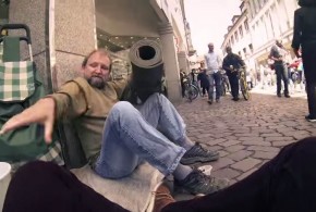 Homeless-Guy-is-surprised-by-three-German-Students