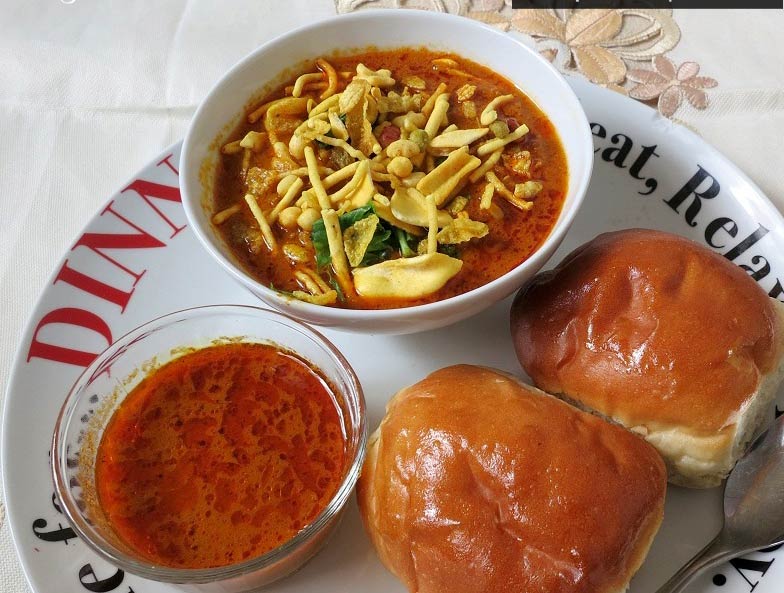 misal-pav-wada-pav-pune-favorite-snacks