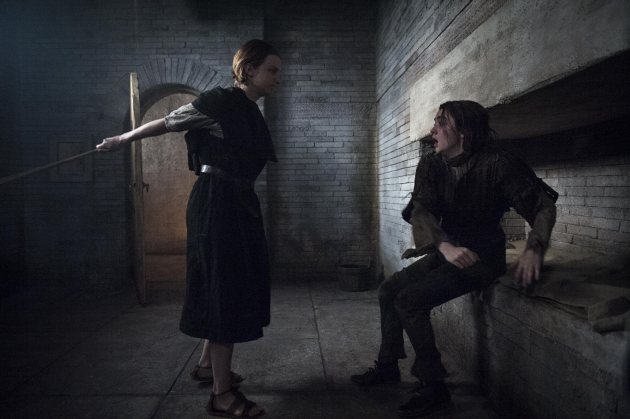  Arya_Stark-in-the-house_of_black_and_white-serving-to-be-a-faceless-man