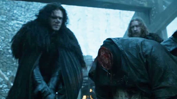 JonSnow-executing-Janos-Slynt-at-Castle_Black-death-sentence