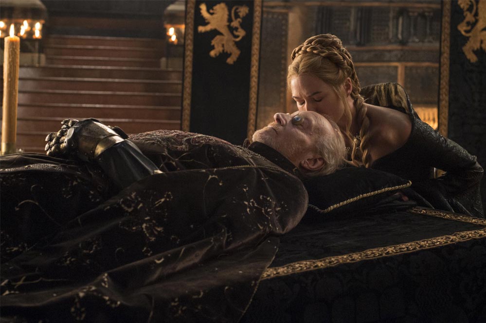 tywin-lannister-funeral-cersie-kissing-his-forehead