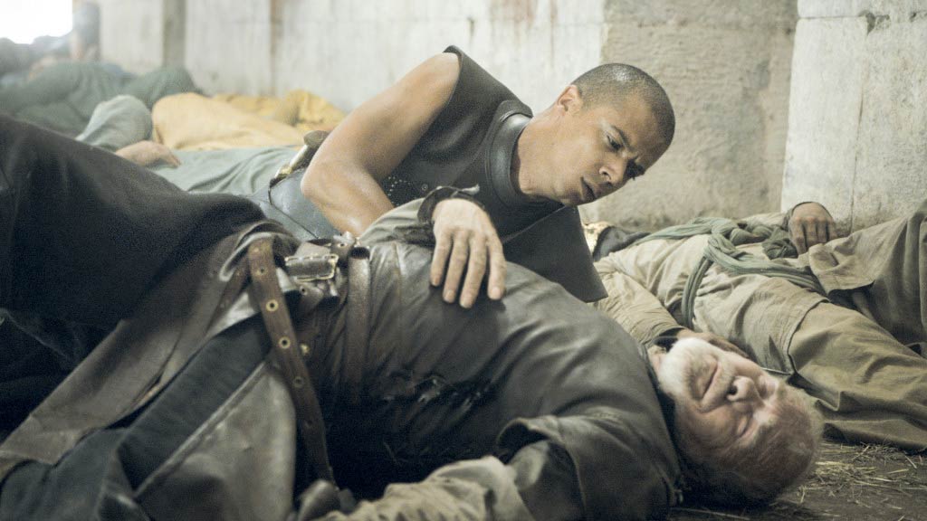 Grey-Worm-and-Ser-Barristan-injured-in-the-alley-attacked-by-sons-of-the-harpy