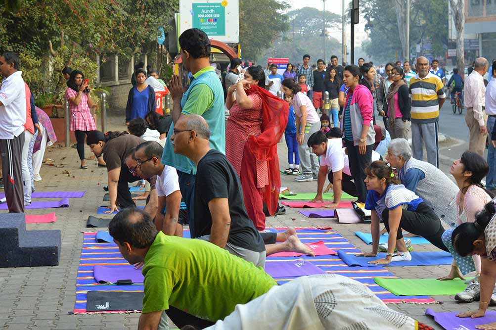 happy-streets-pune-aundh-yoga-exercises-for-old-and-young-punekars