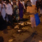 Kids-cleaning-the-dirt-Palkhi-in-Pune-2015