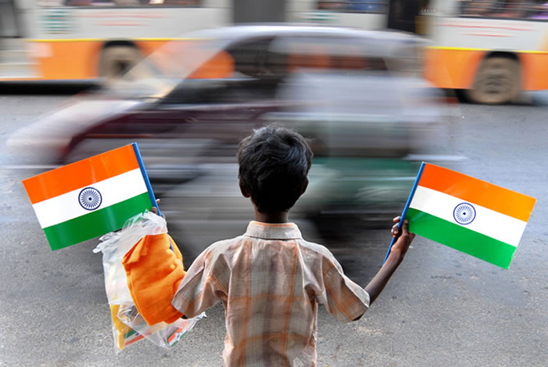 kids selling Indian Flag on road