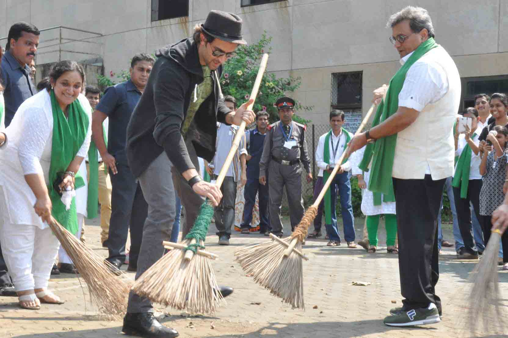 hrithik roshan swachh bharat abhiyaan india cleanliness drive narendra modi