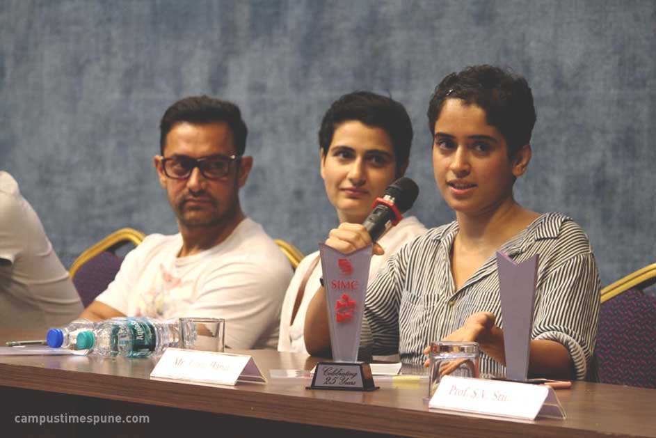 Sanya-Malhotra-praising-Media-Students-of-SIMC-Pune