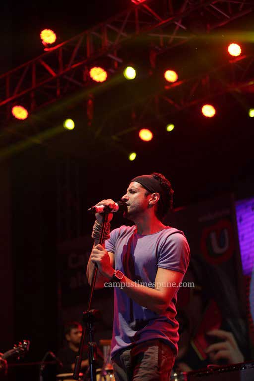 Farhan-Akhtar-performing-at-the-Vodafone-U-Rock-On-2-concert-in-Pune