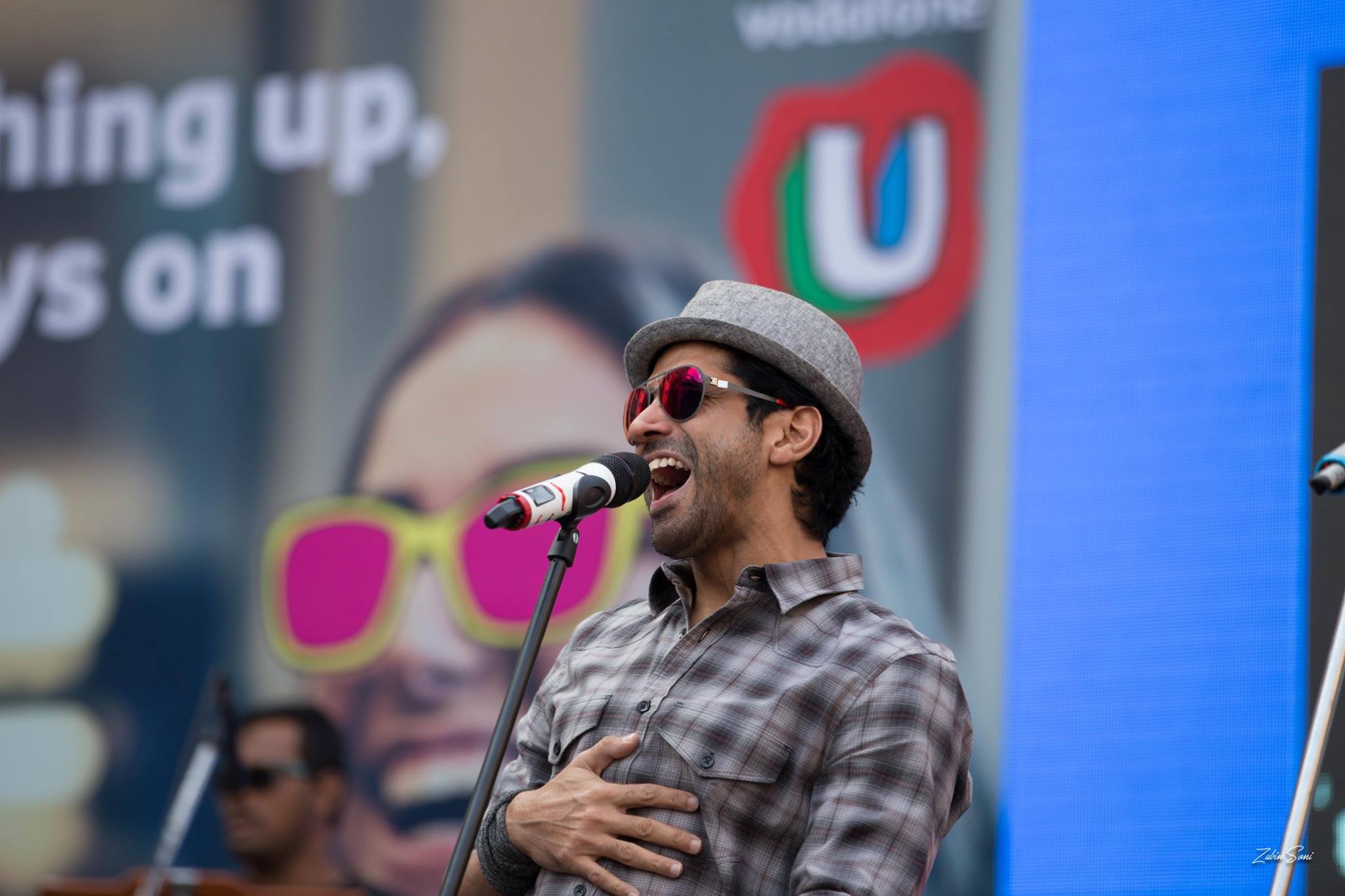 rock-on-2-concert-in-pune-pictures-farhan-shouting