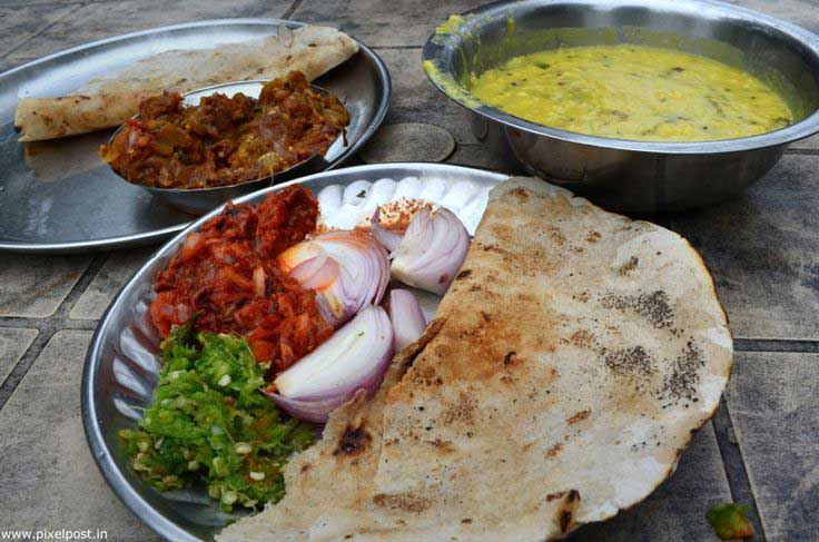 sinhagad-fort-eating-food-stalls-pithla-bhakri