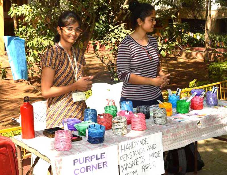 Gandhaar-2018-Fun-Fair-Girls-showcasing-stalls