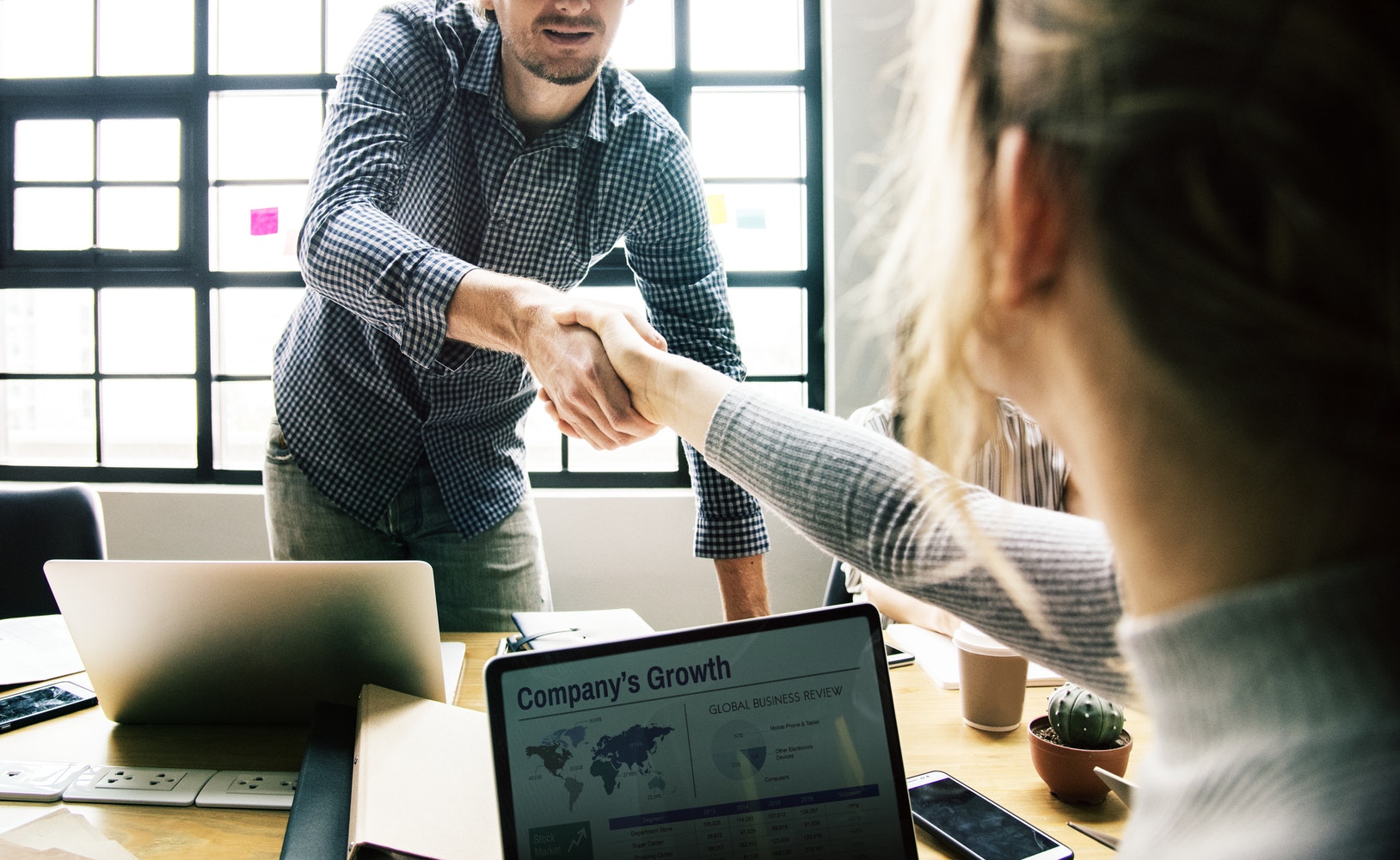 Interviewer-Shaking-hands-with-candidate