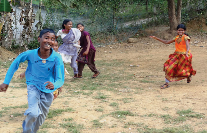 kids-playing-pakda-pakdi