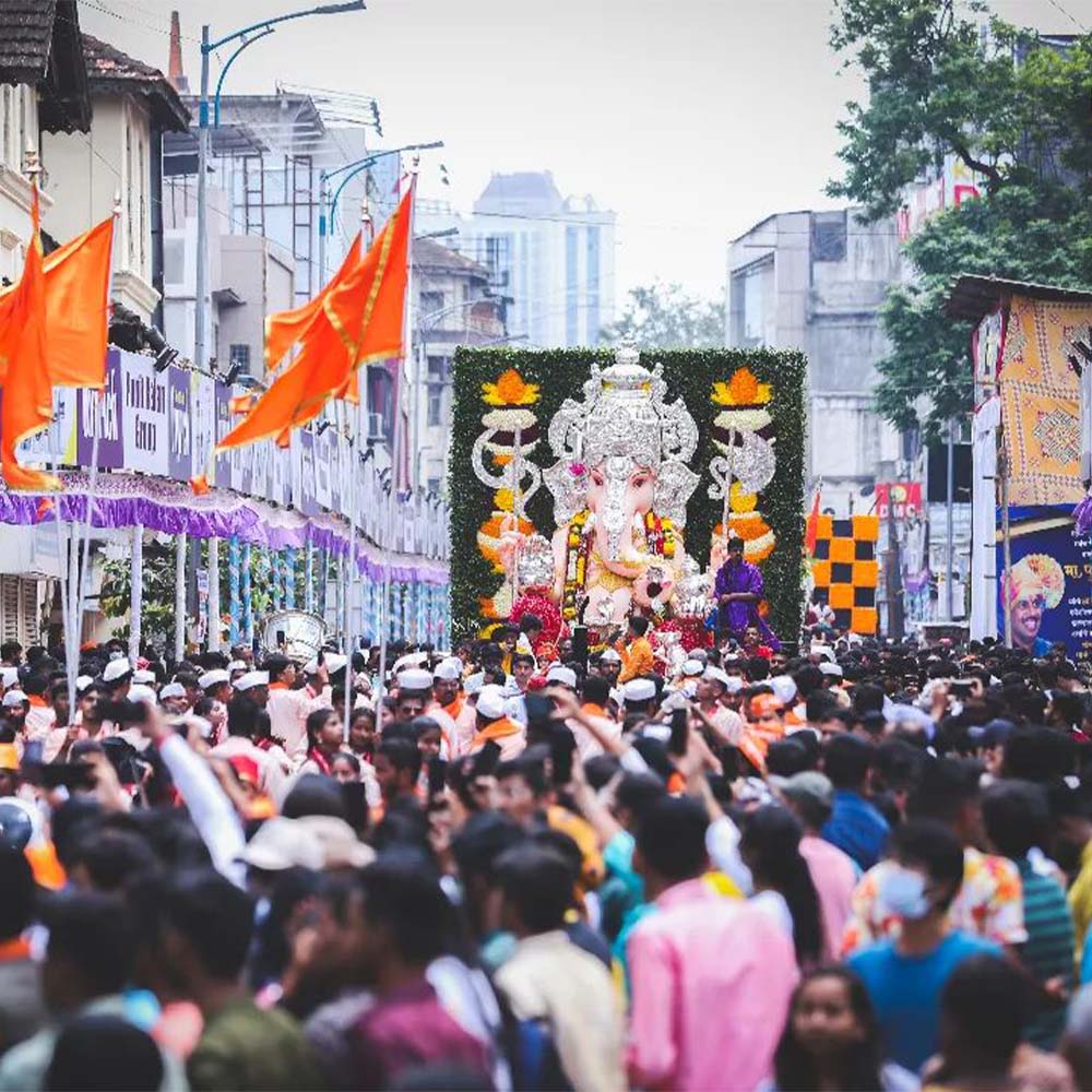 Visarjan-Miravnuks-in-Pune